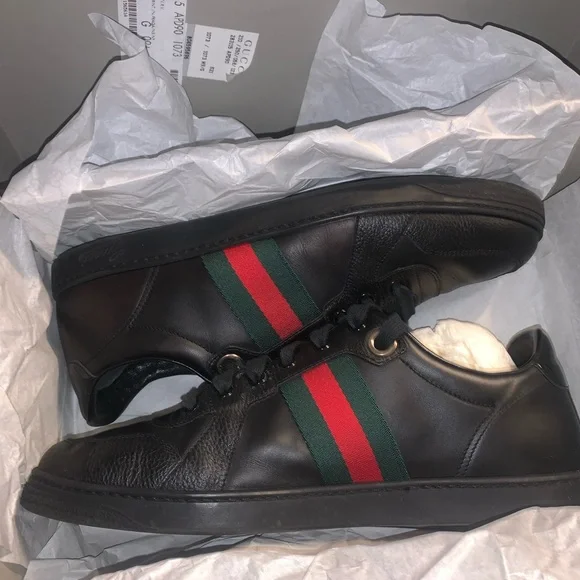 Gucci Black and Green Sneakers with Signature Stripe - Picture 2 of 5